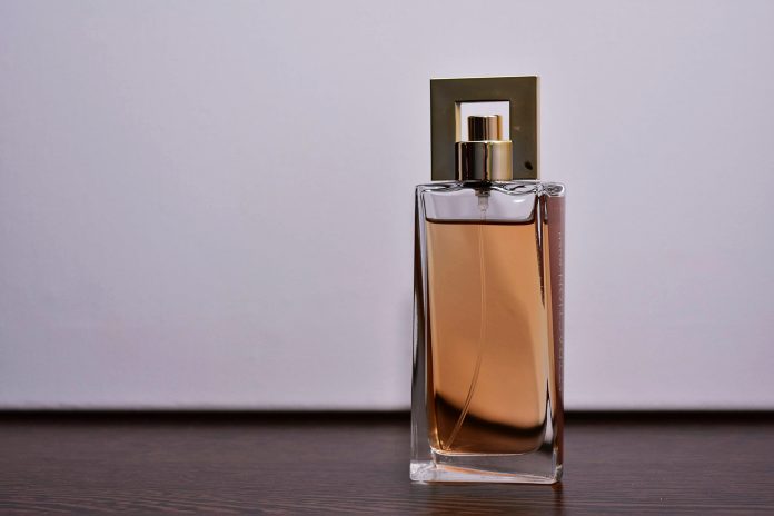 close-up-photo-of-perfume-bottle-1653085