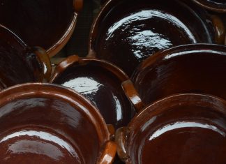 ¿CÓMO CURAR TUS CAZUELAS Y OLLAS  DE BARRO?