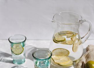 ¿Beber agua con limón adelgaza o cura el resfriado? Mira lo que dice la ciencia