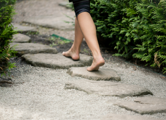 Los Beneficios de Caminar Descalzos